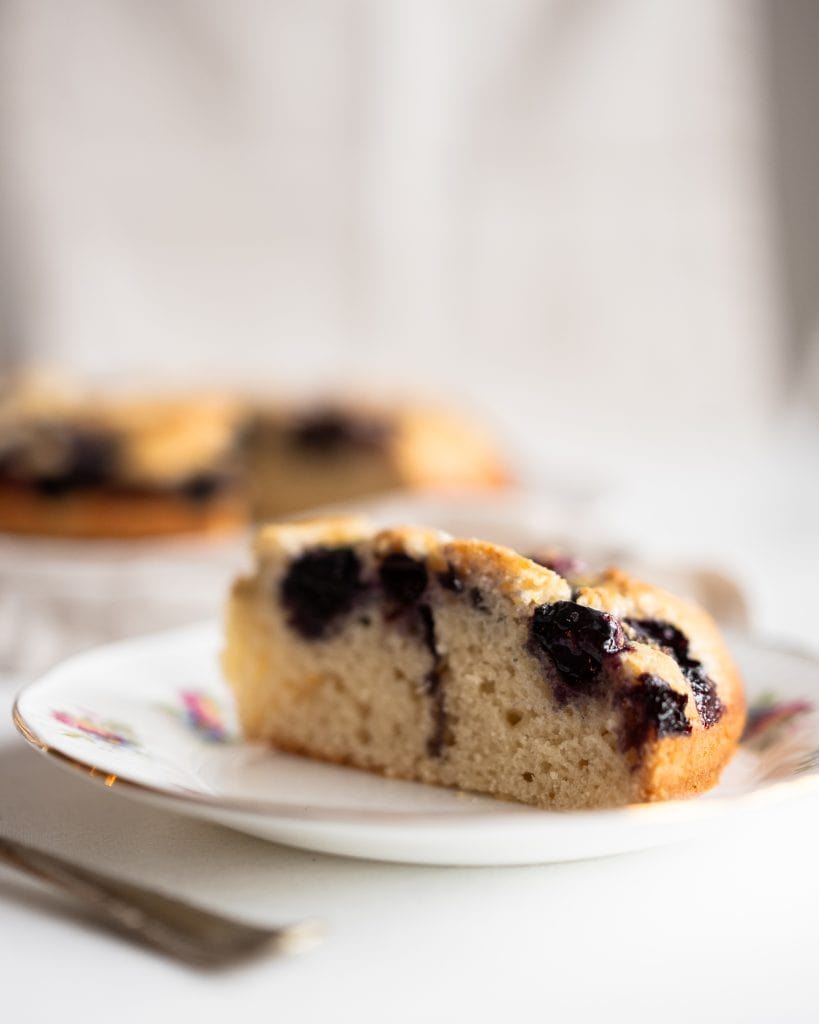 blueberry and lemon cake from side slice